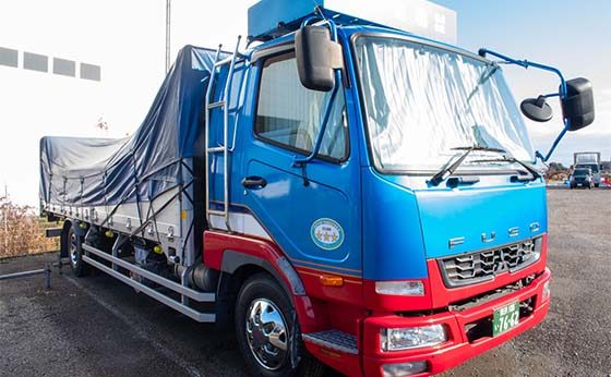 吉田運輸株式会社のトラックの写真