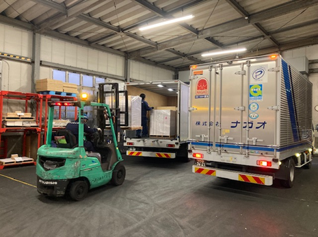 商品積み込みの風景写真