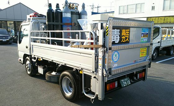 サクラ運送有限会社のトラックの写真