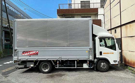 有限会社すずか梱包運輸のトラックの写真