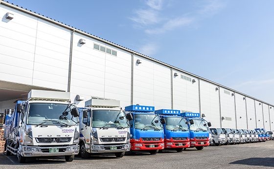 吉田運輸株式会社のトラックの写真