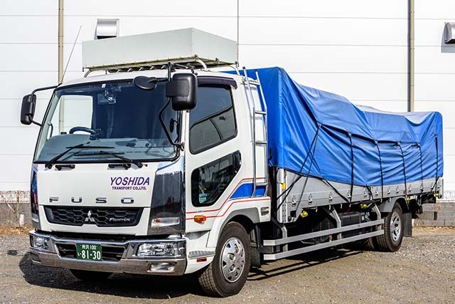 吉田運輸株式会社のトラックの写真