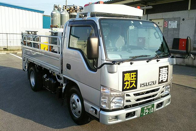 サクラ運送有限会社のトラックの写真