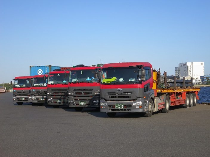 鈴直運輸株式会社のトラック写真