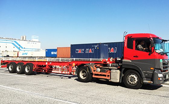 鈴直運送株式会社のトラックの写真