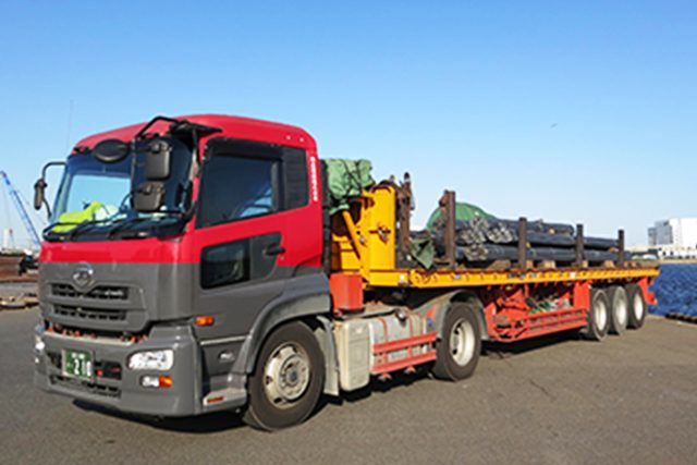 鈴直運送株式会社のトラックの写真