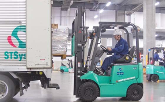 荷物を積み込む作業風景