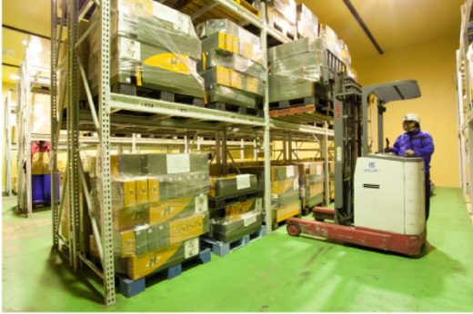 幸洋運輸株式会社の倉庫内の作業風景の写真