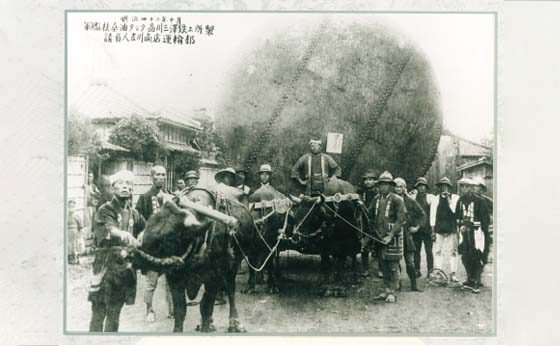 明治45年の創業当時、牛で荷物を運んでいた時の写真