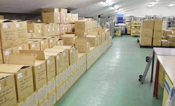 物流センター内部の風景写真