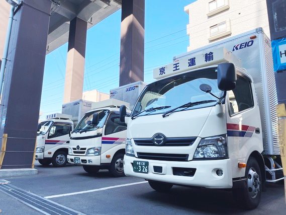 京王運輸株式会社のトラックの写真