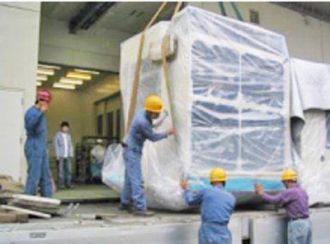 荷物を積み込む作業風景