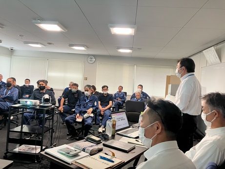 座学の教育風景の画像