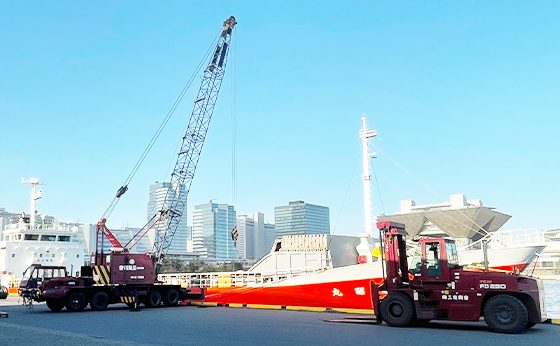 沿岸荷役作業風景の写真