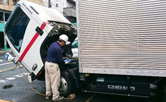 トラック整備中の写真