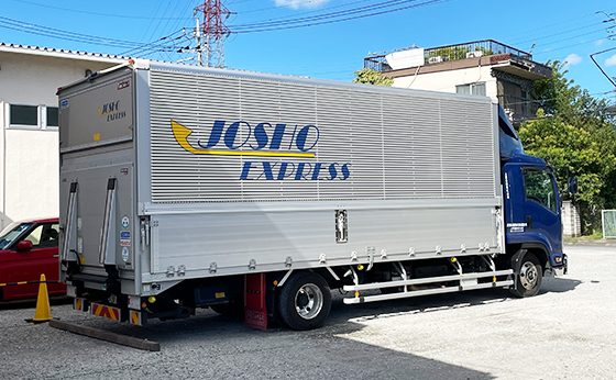 上昇運輸株式会社のトラックの写真