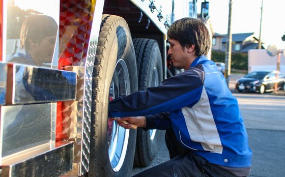 株式会社アモンラインの車両点検風景の写真