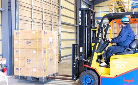 荷物を積み込む作業風景