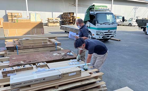 輸送準備の作業風景