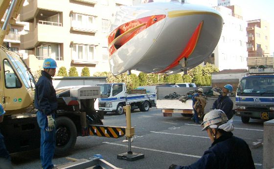 潜水艇搬入の作業風景の写真