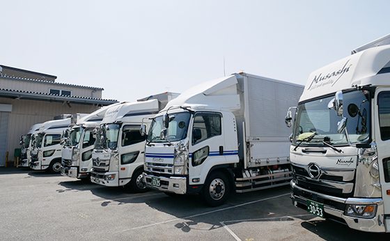 武蔵通商株式会社トラックの写真