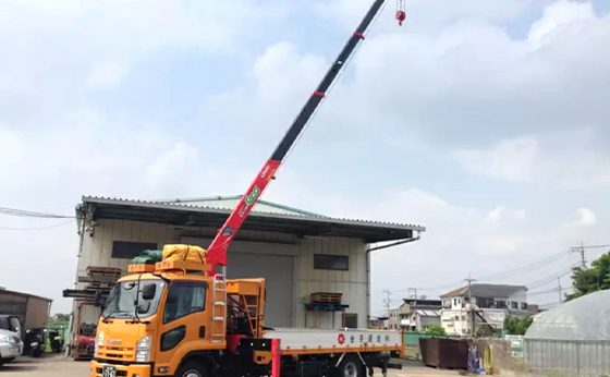 金子運送株式会社の荷物を積み込む作業風景