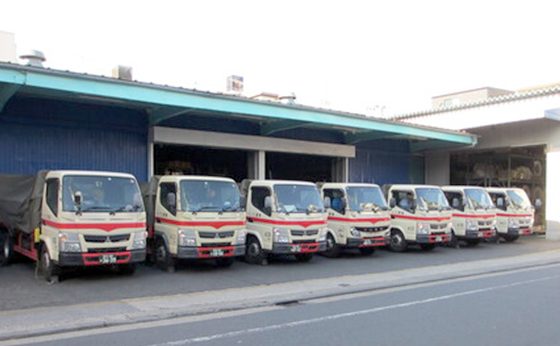 イノウ運輸株式会社のトラックの写真