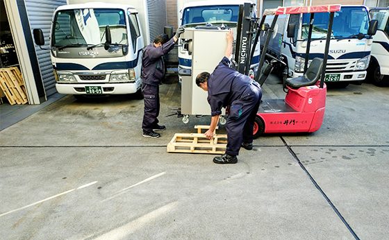 株式会社井門サービスの荷物の積み下ろし作業風景の写真