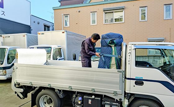 株式会社井門サービスの荷物の積み下ろし風景の写真