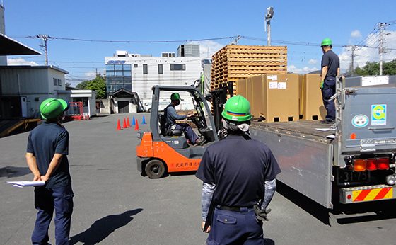 武蔵野運送株式会社の荷物の積み下ろしの作業風景の写真