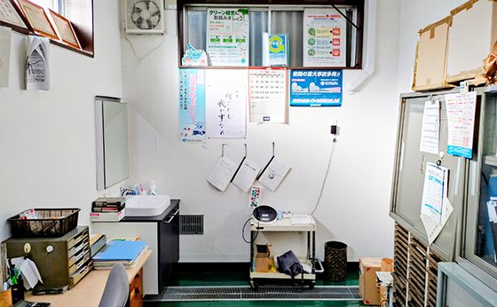 株式会社井門サービスの理念である「何事も我がことなれ」を壁に掲示している写真