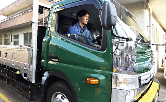 大塚運送株式会社のトラックの写真