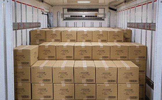 田丸運輸株式会の車両の荷台に荷物が積まれている写真